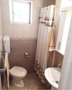 y baño con aseo y lavamanos. en M&B apartment, en Kotor