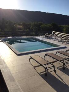 une piscine avec des chaises longues sur le toit dans l'établissement Villa Orhideja, à Cres