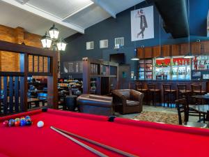 a pool table in a room with a bar at Ibis São Carlos in São Carlos