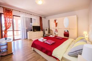 Posteľ alebo postele v izbe v ubytovaní Two Bed Rooms Fortuna near the Beach + 37 fotografií