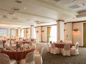 una sala banchetti con tavoli e sedie bianche di Swissotel Lima a Lima Altre 37 foto