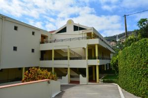 a white apartment building with a balcony at Jardim do Arco "Esmee" in Arco da Calheta