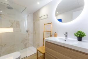 Kúpeľňa v ubytovaní Apartamento junto al Faro .Marbella centro.Vistas mar y el puerto.