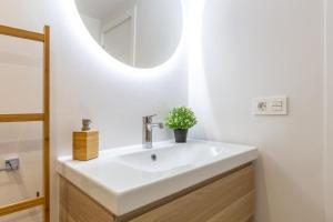 Kúpeľňa v ubytovaní Apartamento junto al Faro .Marbella centro.Vistas mar y el puerto.