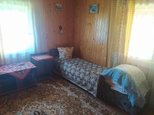 ヴェルホヴィナにあるStarovitska Hata - Ethno-cottageの小さなベッドルーム(ベッド1台、窓付)