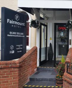 una señal para la entrada a un hotel en Fairmount Hotel en Bournemouth