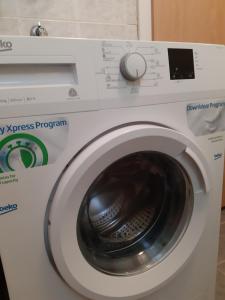 eine weiße Waschmaschine mit Waschmaschine in der Unterkunft Sunny Lakeside Apartment in Ohrid