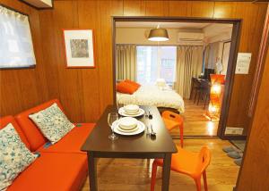 横浜市にある横浜クラシック・アパートメントのソファ、テーブル、ベッドが備わる客室です。