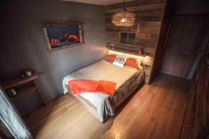 ein Schlafzimmer mit einem Bett mit einem Fischgemälde an der Wand in der Unterkunft Chambres en chalet petit déjeuner inclus in La Côte dʼArbroz