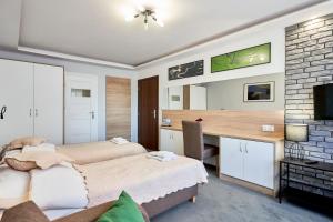Schlafzimmer mit einem Bett und einem Schreibtisch in der Unterkunft Bartlowizna Serce Biebrzy noclegi in Goniądz