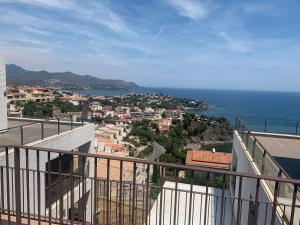 a view of a city and the ocean from a balcony at Llançà Apartament Platja Cau del Llop in Llança