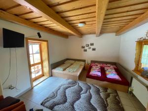 Habitación con 2 camas y TV. en Chata pod Orechom en Terchová