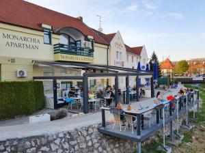 Reštaurácia alebo iné gastronomické zariadenie v ubytovaní Monarchia Apartman Grand