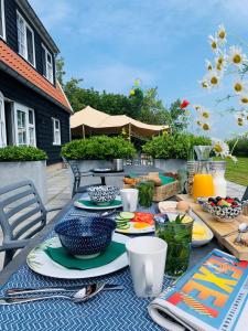 een tafel met borden eten op een patio bij Nieuw Leven Texel in Den Burg