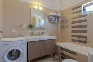 アデリアノス・カンポスにあるYanni's Villasのバスルーム(洗濯機、シンク付)
