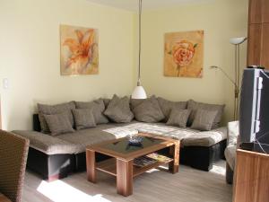 een woonkamer met een bank en een salontafel bij Domizil Neu Venedig in Berlijn
