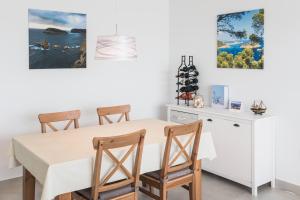 - une salle à manger avec une table et trois chaises dans l'établissement New Apartment Arenal Dream in Jávea, Arenal, à Jávea