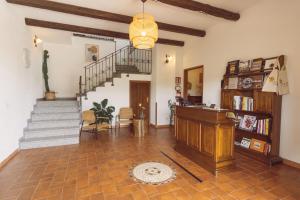 uma sala de estar com uma escada e uma estante de livros em Anima Hotel Sardinia em Fluminimaggiore