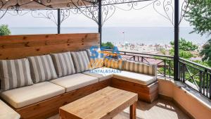 A balcony or terrace at Sea View Rental Front Beach
