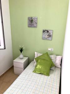 1 dormitorio con 1 cama y 2 cuadros en la pared en Mar Azul, en Chiclana de la Frontera