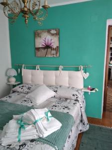 1 dormitorio con 1 cama con pared azul en CASA ELISA (casa della nonna) en Montereggio