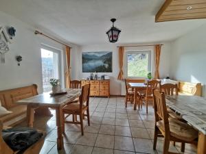 een eetkamer met een tafel en stoelen bij Haus Kathan in Kamering