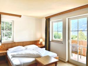 Postel nebo postele na pokoji v ubytování Landhotel Latscherhof