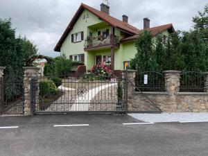 ein Haus mit einem Tor davor in der Unterkunft Kanarek in Ustka