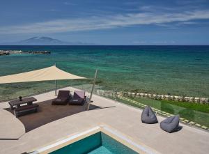 - Vistas al océano desde un complejo con sillas y piscina en LaMer SeaFront Villa, Zante Zen By ThinkVilla en Kipseli