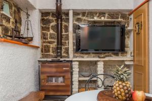 Televízia a/alebo spoločenská miestnosť v ubytovaní Mini stone house