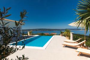 Bazén v ubytování Villa VESPERA-Infinity heated pool nebo v jeho okolí