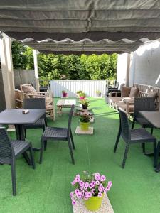 een patio met tafels, stoelen en bloemen bij Boutique Hotel Palazzo Corso Umberto in Boiano