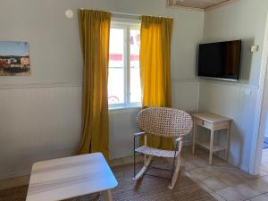 Skirö的住宿－沃麗碧莊園酒店，客房设有桌子、椅子和窗户。