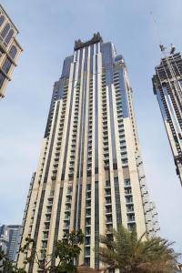 un grand bâtiment avec une grue en haut dans l'établissement Royal Club By RVHR, Noora Tower, Al Habtoor City, Business Bay, à Dubaï