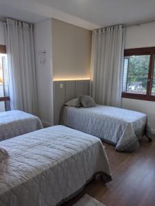 Postel nebo postele na pokoji v ubytování GRAMADO TOP CENTRO