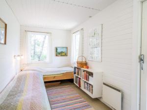 Un dormitorio pequeño con una cama y una ventana. en 5 person holiday home in Nørre Nebel, en Nørre Nebel