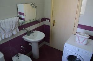 Un baño de A cozy duplex in the Lalzi Bay 26 fotos más