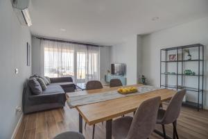 ein Wohnzimmer mit einem Tisch und einem Sofa in der Unterkunft B & R Summer breeze apartments in Nin