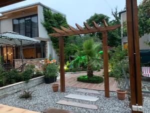 Guest House Smile في كوبوليتي: بريغولا خشبي أمام المنزل