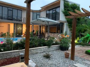 una casa con patio e piscina di Guest House Smile a Kobuleti