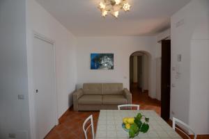 een woonkamer met een tafel en een bank bij Casa Satriano 2 in Positano
