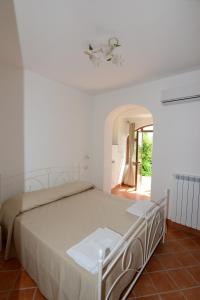 een witte slaapkamer met een groot bed in een kamer bij Casa Satriano 2 in Positano