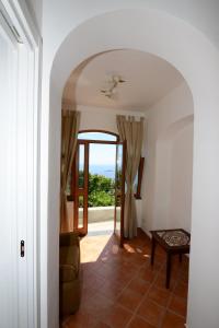 een hal met een deur naar een kamer met een raam bij Casa Satriano 2 in Positano