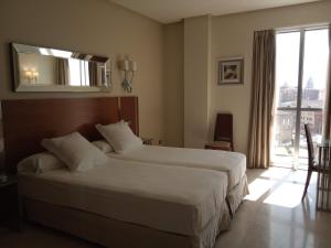 Een bed of bedden in een kamer bij Gran Hotel Corona Sol