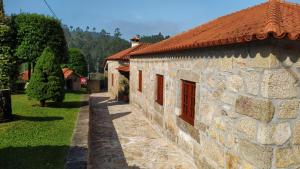 un edificio de piedra con techo rojo en Casa de Panque, en Barcelos