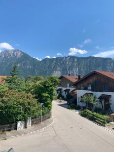 una calle en una ciudad con montañas en el fondo en Ferienwohnung Brünnstein, en Kiefersfelden