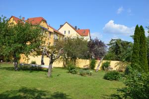 een park met een gebouw en een boom in een tuin bij Wölfele Apartment in Quedlinburg