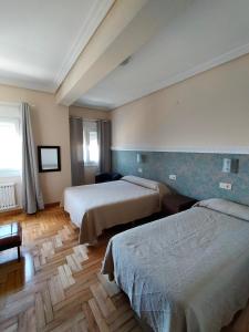 una habitación de hotel con 2 camas en una habitación en Hotel Rompeolas, en Baiona