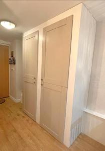 ein leeres Zimmer mit zwei Türen in einem Zimmer mit Holzböden in der Unterkunft The Old Smithy in Trefriw