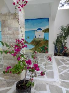 una pintura de una casa con flores rosas en Meletis Studios en Parikia